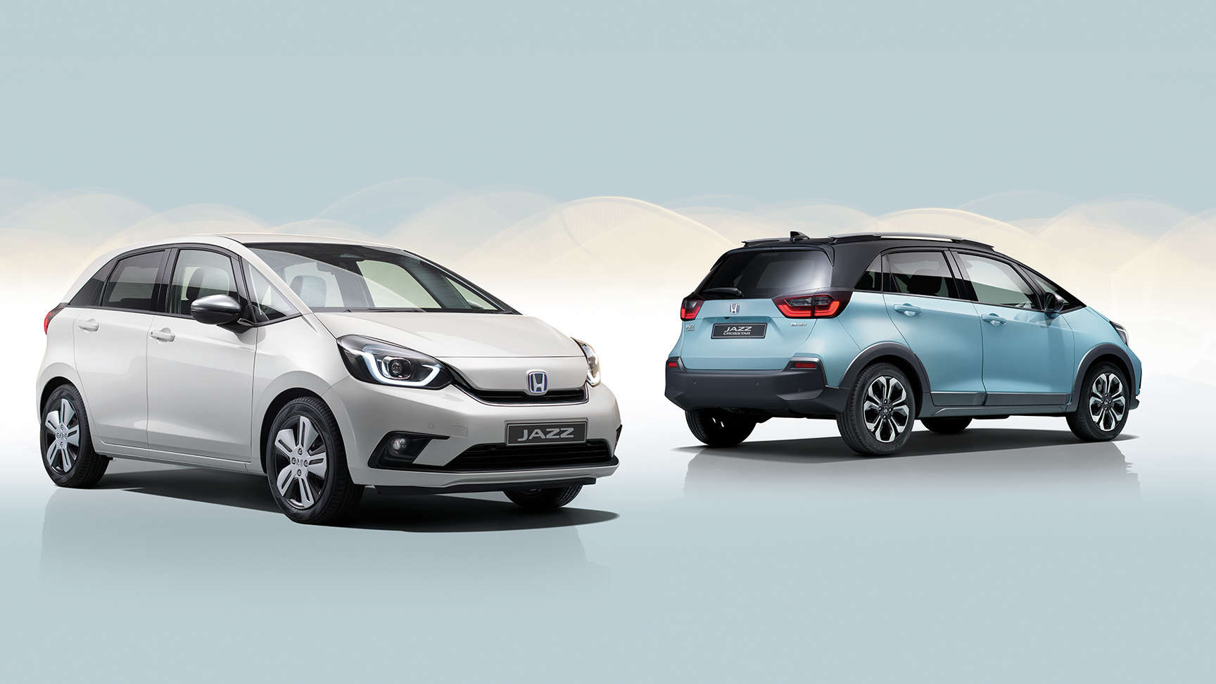 Vue de face de trois quarts de la Honda Jazz et vue arrière de la Jazz Crosstar en studio