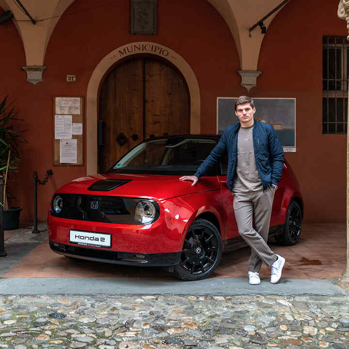 Max Verstappen au volant de la Honda e dans les rues de Dozza.