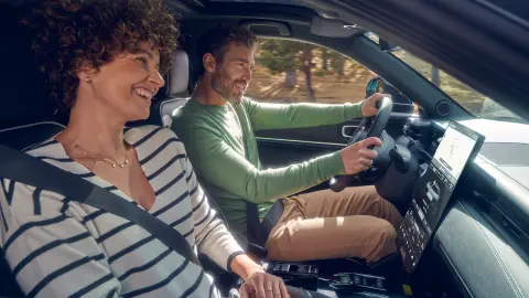 Gros plan d’un couple à l’intérieur d’une voiture ENY1.