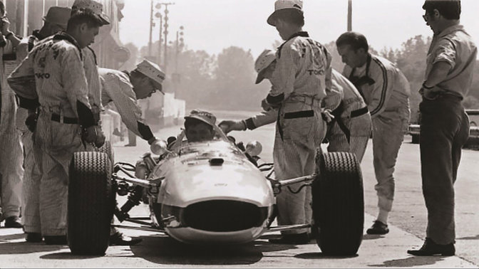 Soichiro Honda en préparation pour notre toute première course de Formule 1 en 1964 au Grand prix de Hongrie.