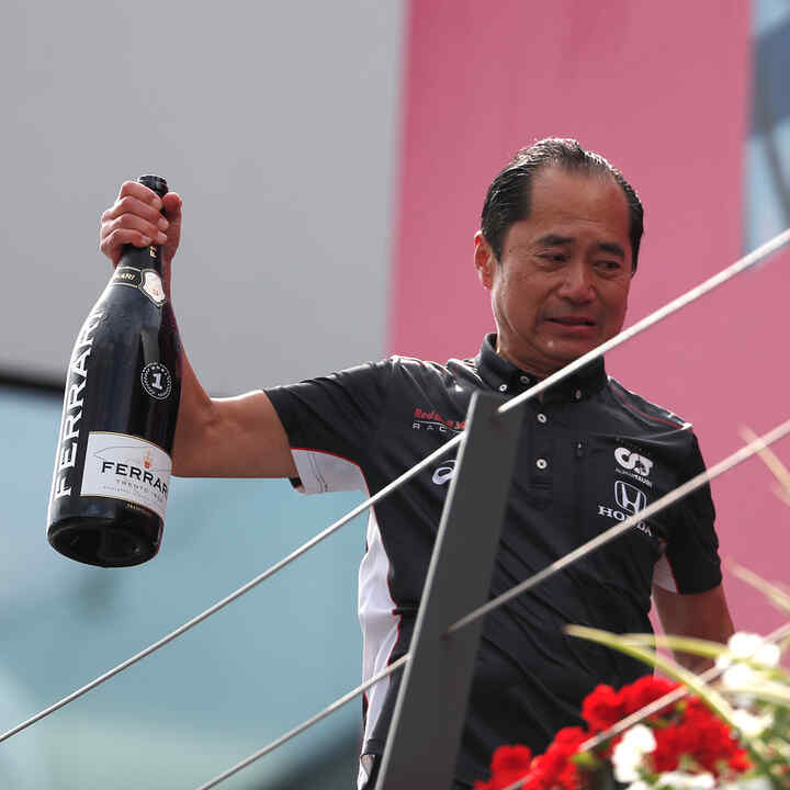 Toyoharu Tanabe tenant une bouteille de champagne
