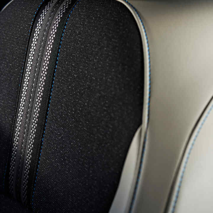 Gros plan des détails des coutures des sièges du HR-V. 