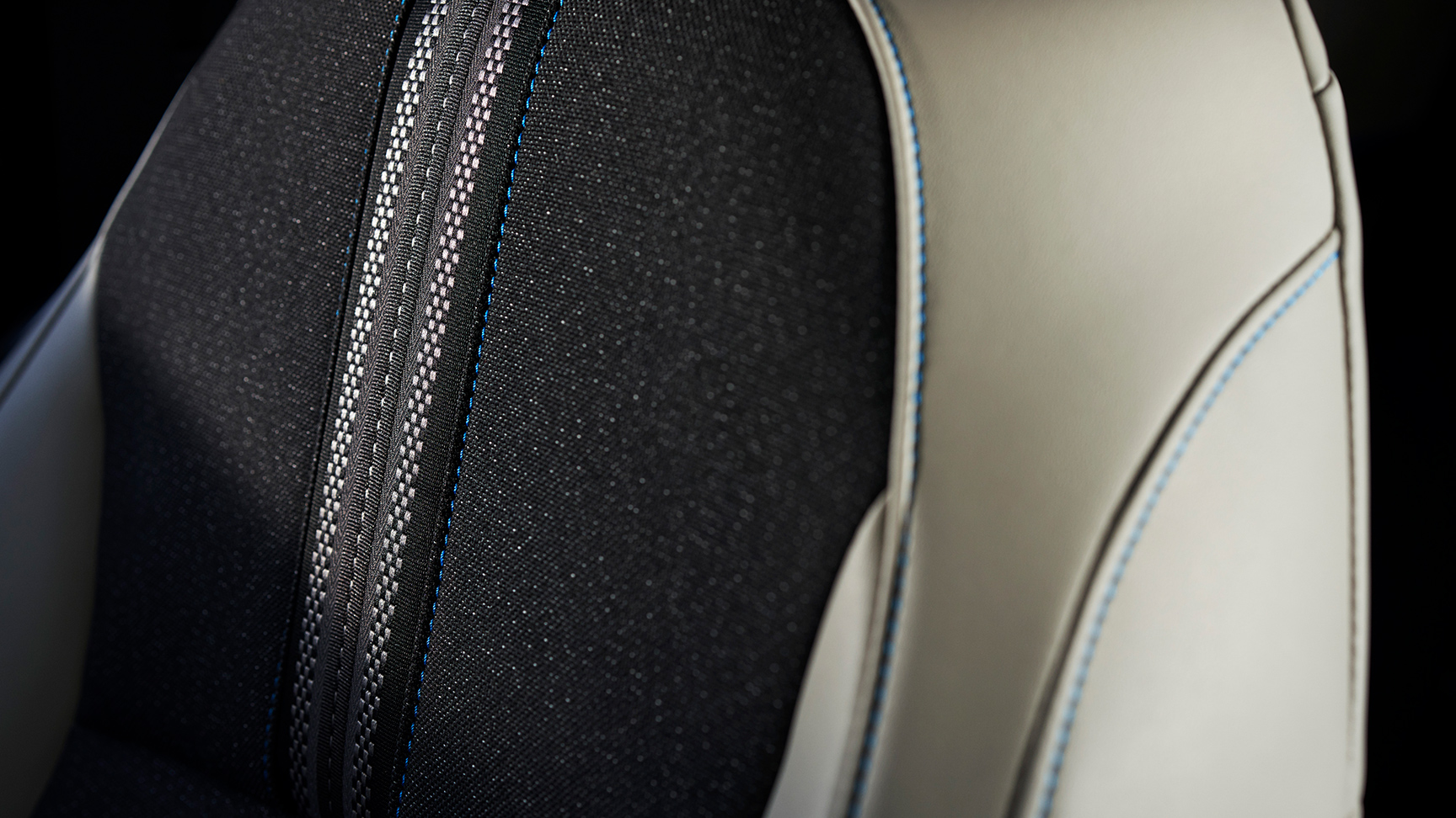 Gros plan des détails des coutures des sièges du HR-V. 