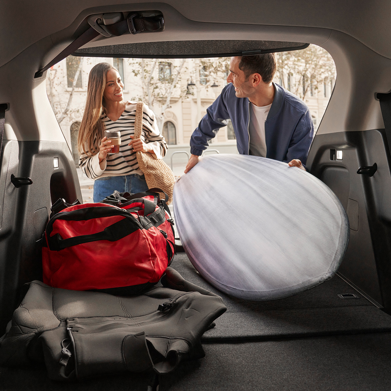 Couple remplissant de bagages le coffre du HR-V. 