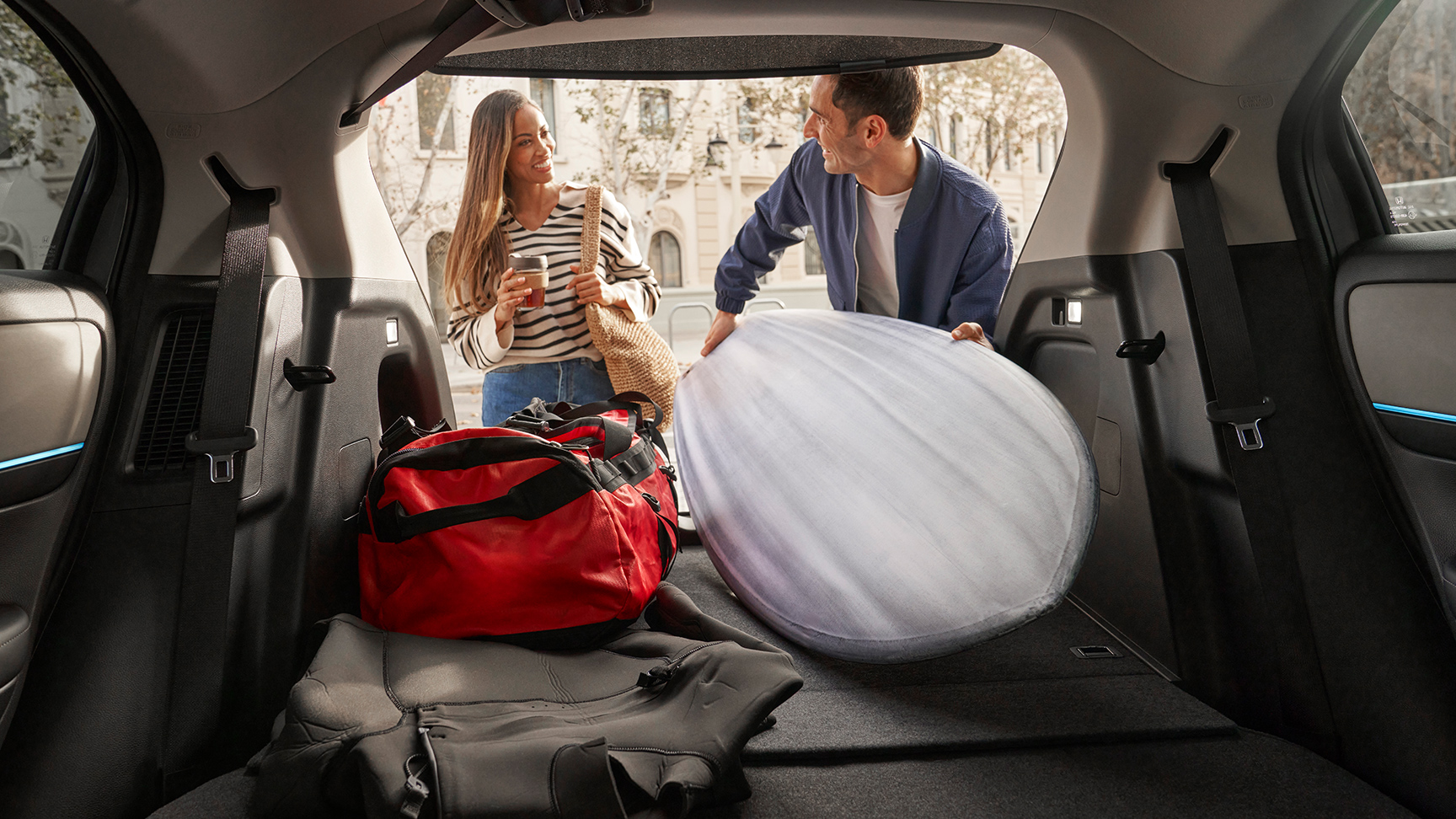 Couple remplissant de bagages le coffre du HR-V. 