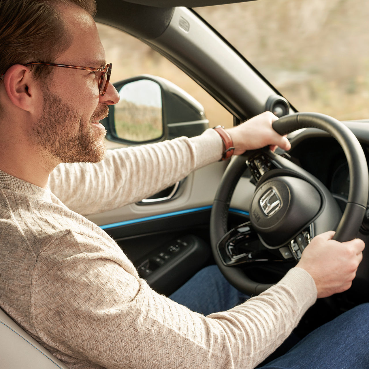 Homme tenant le volant. 