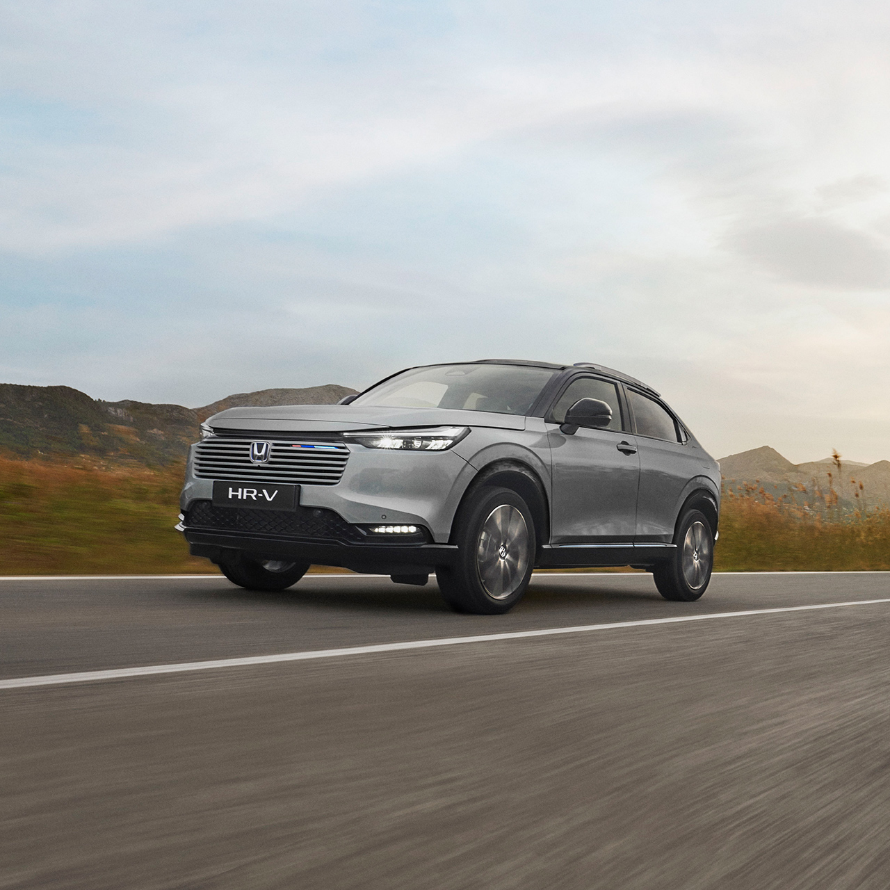 HR-V roulant sur une route dégagée. 