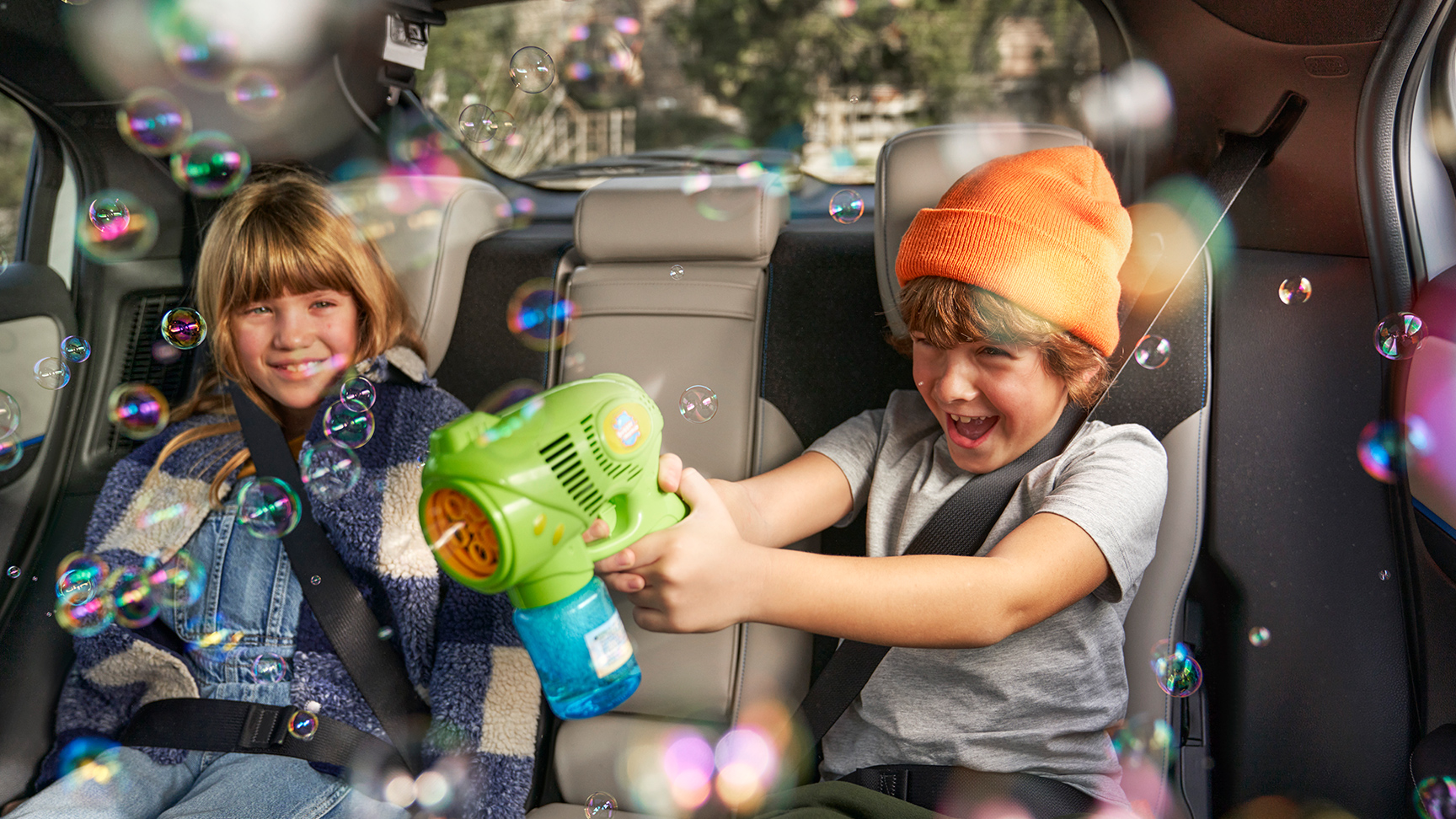 Une famille à l'intérieur du Honda HR-V. 