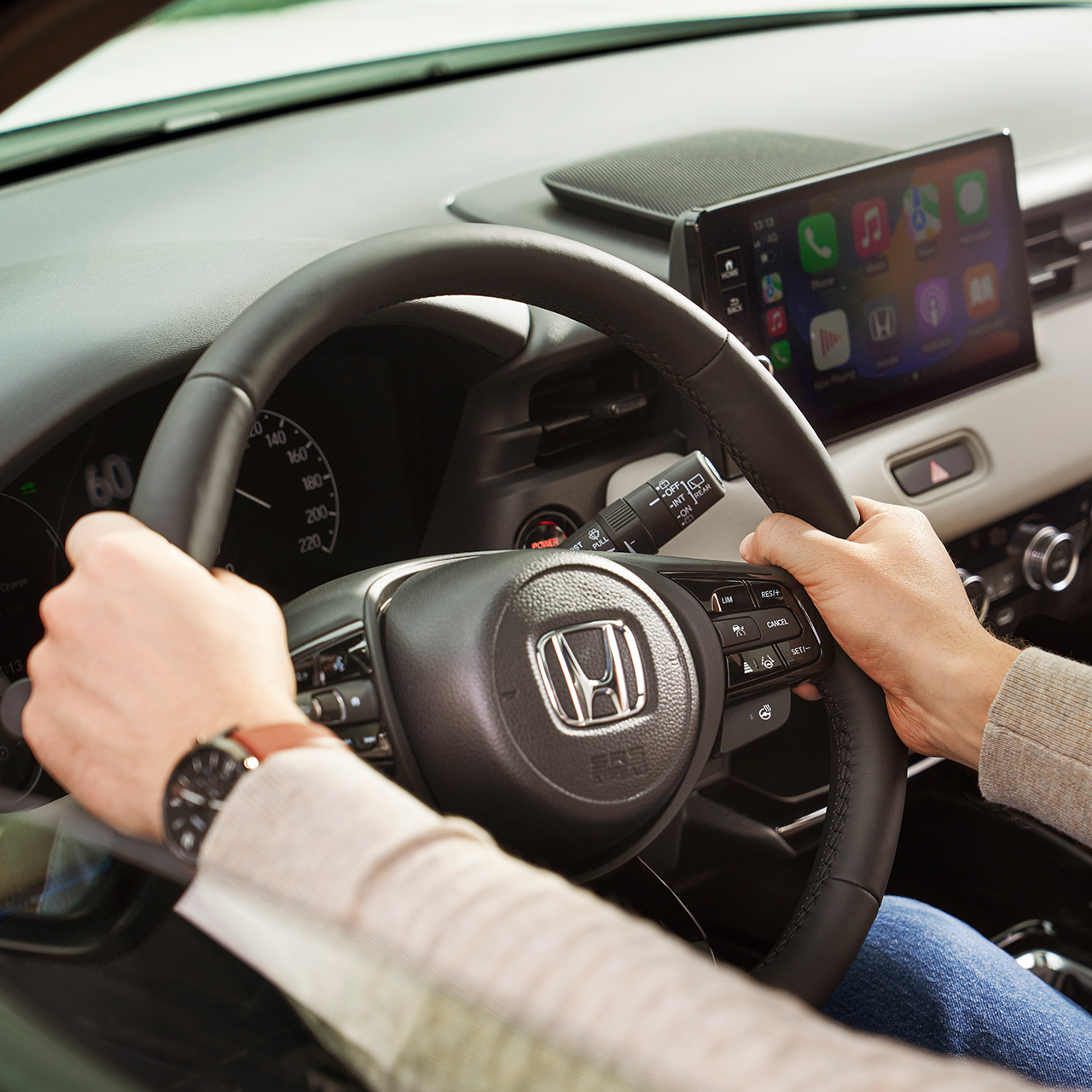 Gros plan des mains sur le volant du Honda HR-V