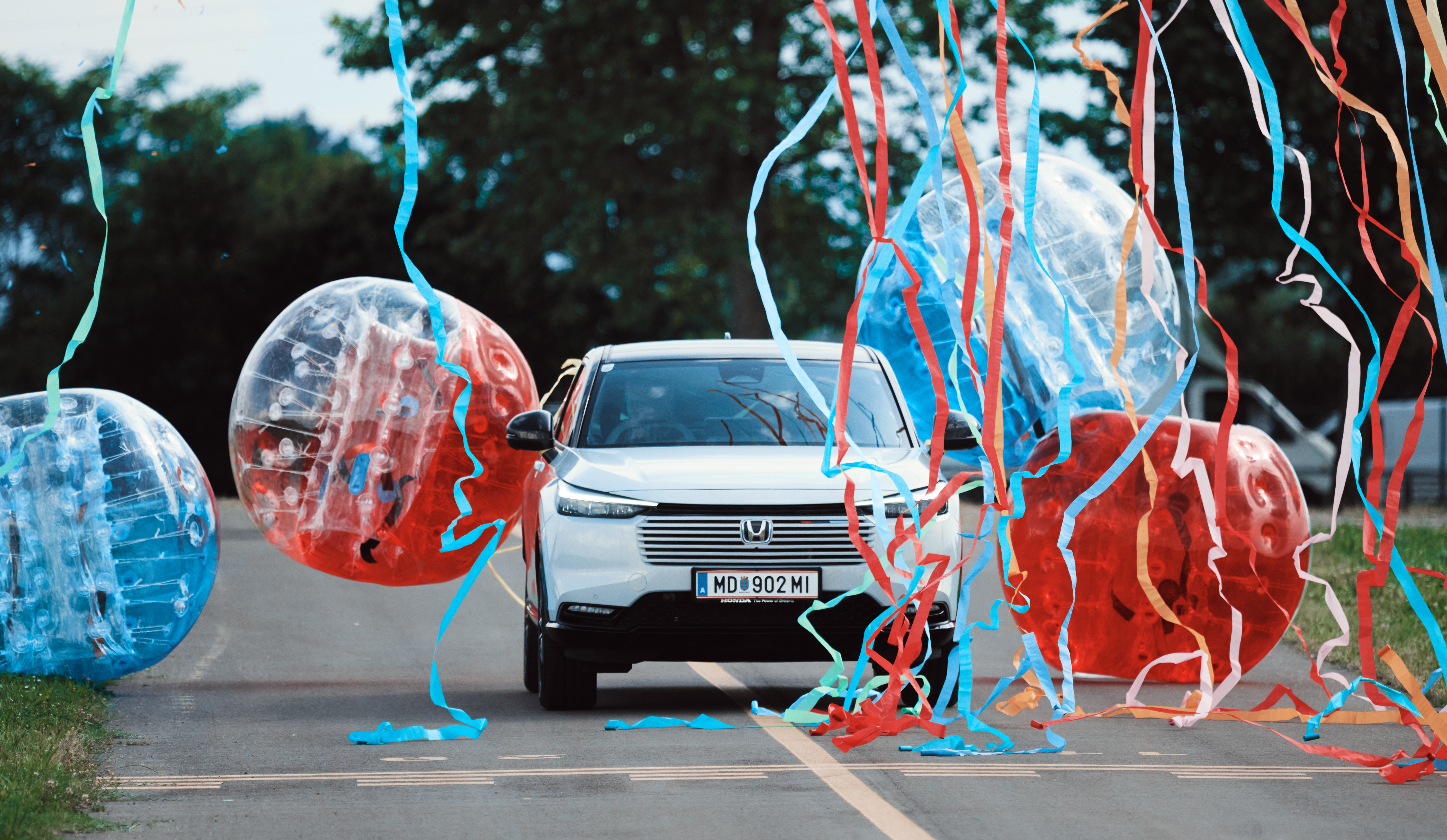 HR-V heurtant un ensemble de ballons