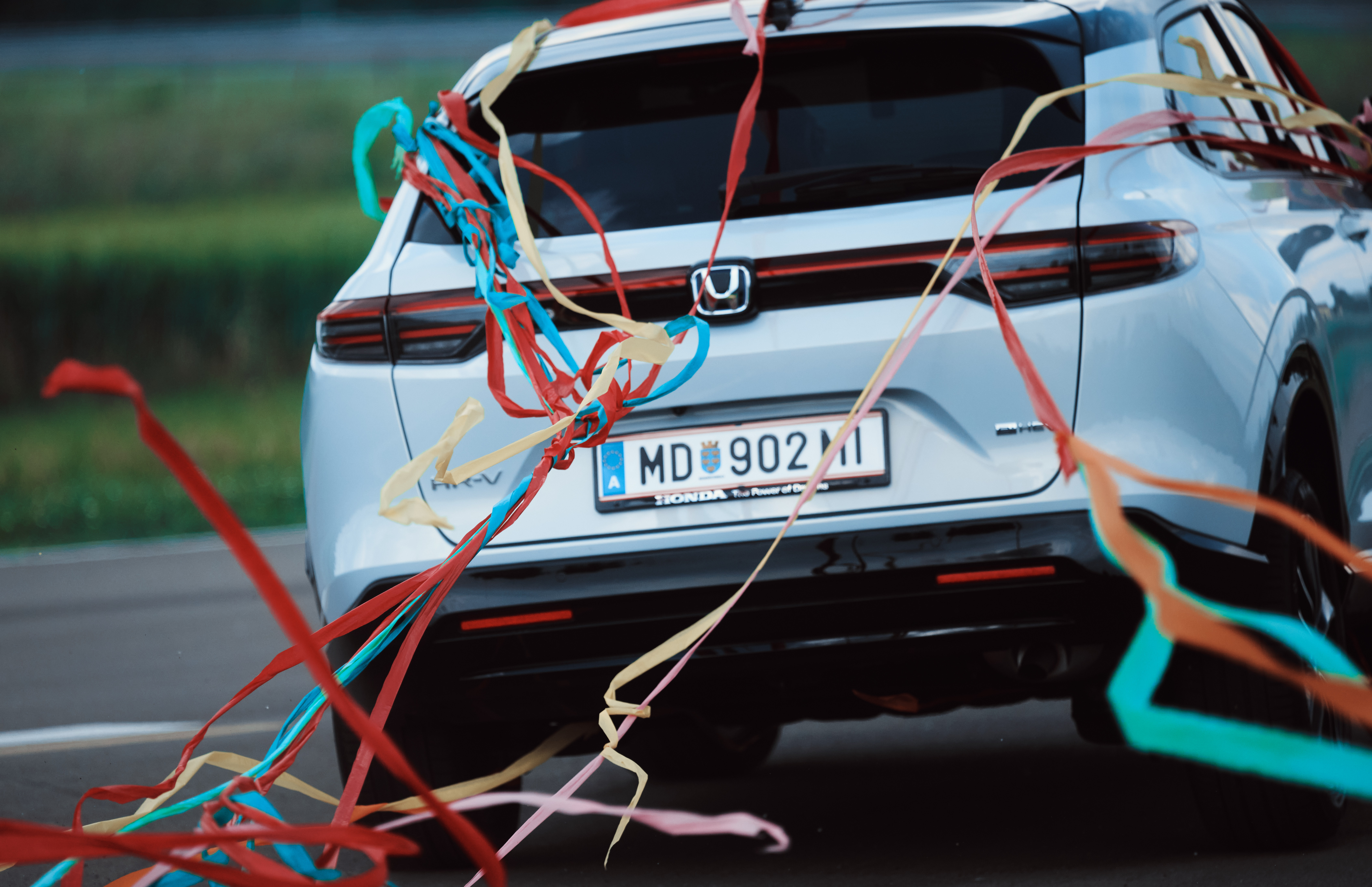 L'arrière du HR-V est montré de près avec des bandes de confettis suspendues