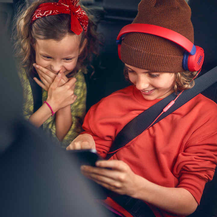 Sièges arrière du Honda HR-V occupés par deux enfants jouant à des jeux.
