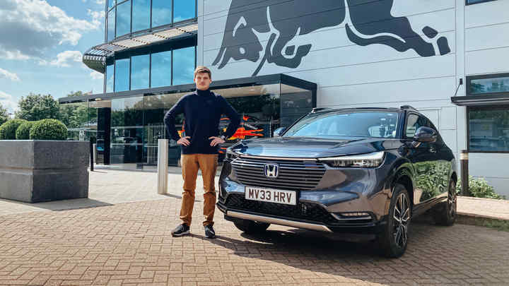 Max Verstappen debout à côté d’un Honda HR-V