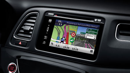 Gros plan sur le système d'info-divertissement du Honda HR-V.