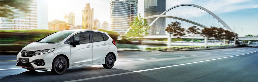 Vue de trois quarts face de la Honda Jazz en ville.