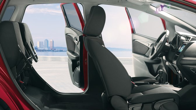 Vue latérale en coupe de la Honda Jazz montrant l'intérieur et les Magic Seats.