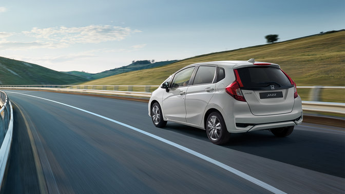 Vue de trois quarts arrière de la Honda Jazz Dynamic, à la campagne.