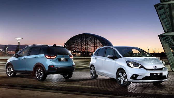Vue de trois quarts avant et arrière de la Honda Jazz garée de nuit