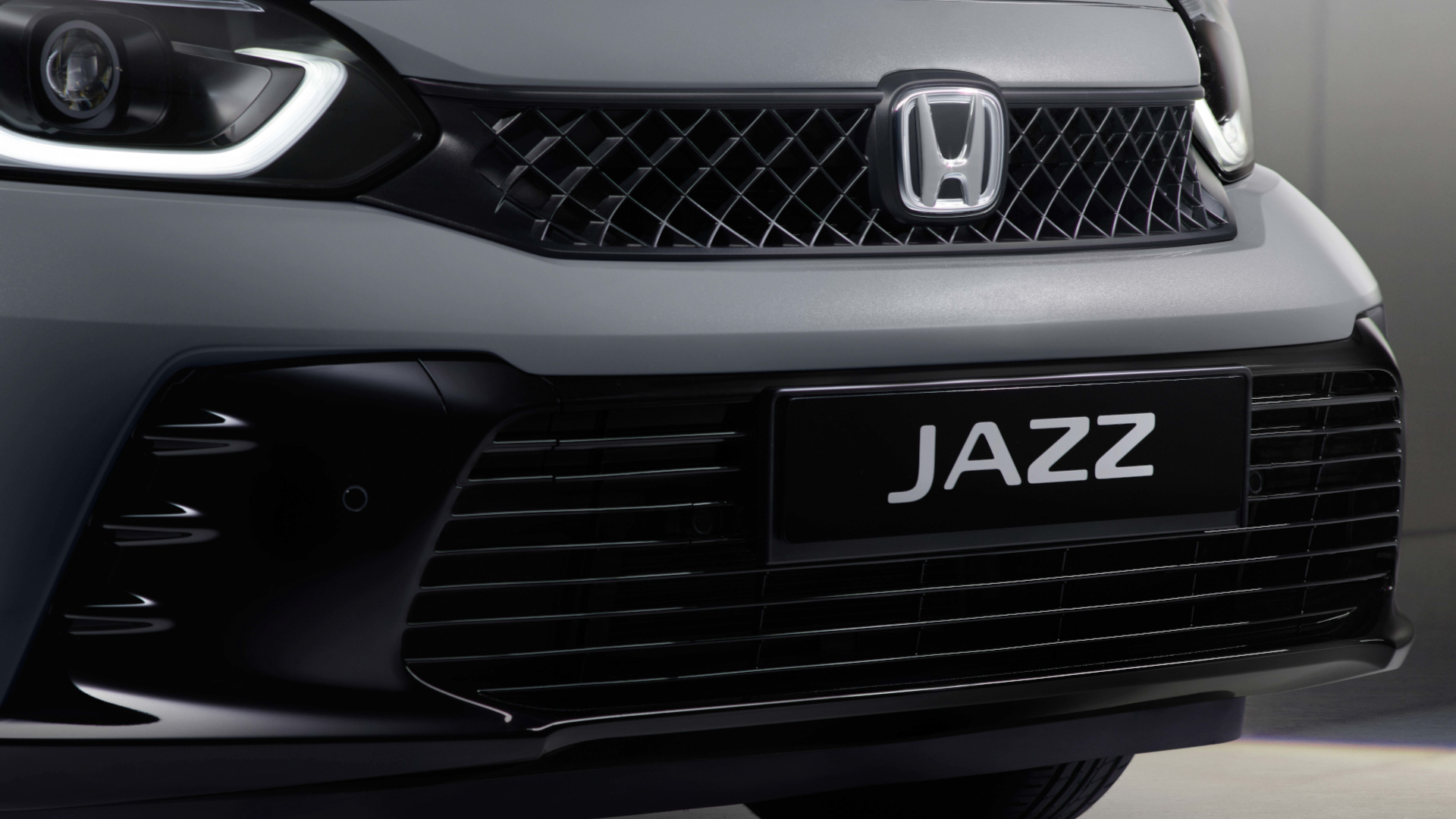 Gros plan sur la calandre avant de la Honda Jazz.