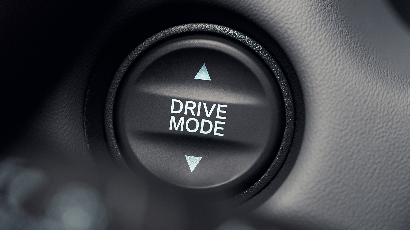Gros plan sur le bouton de mode de conduite avec texte blanc