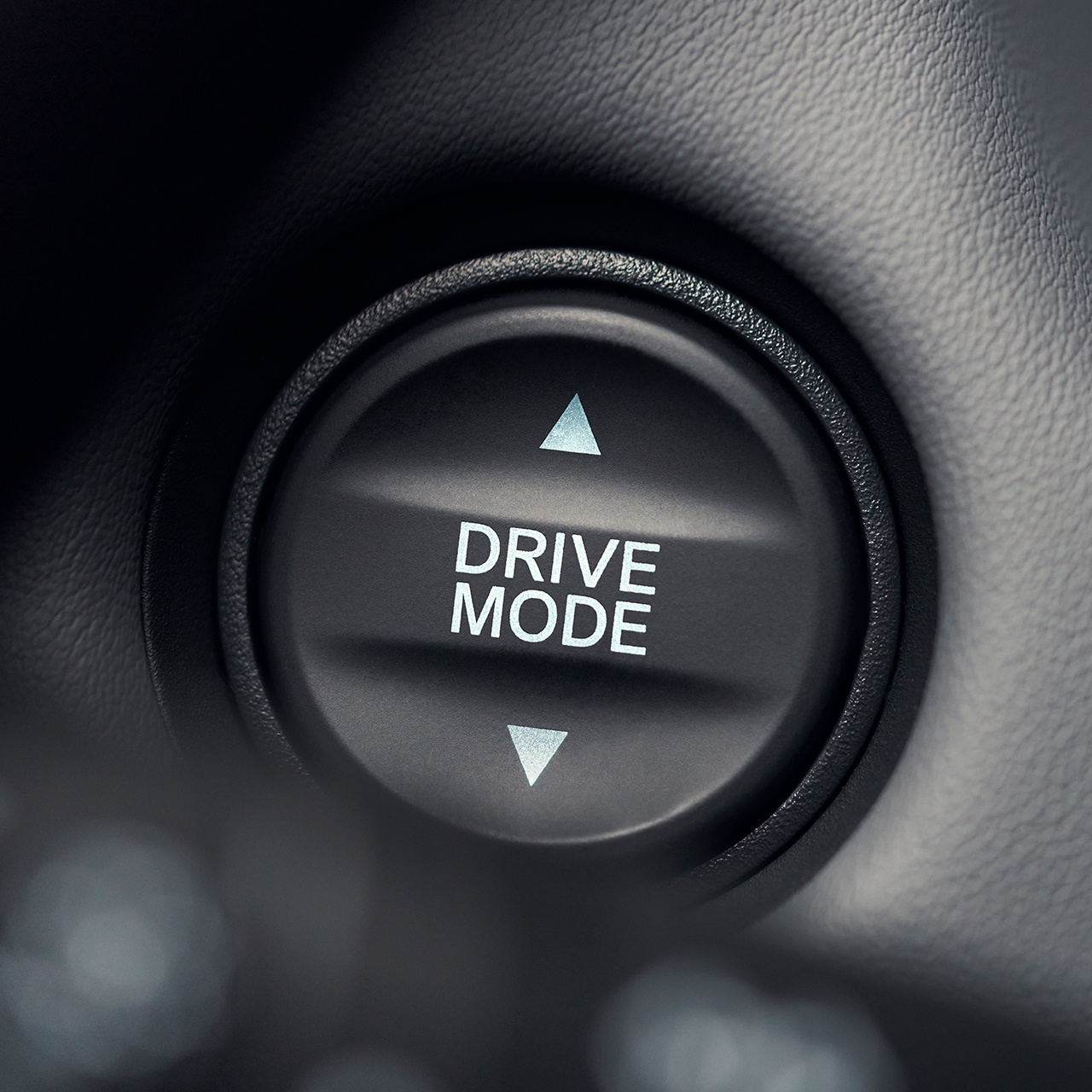 Gros plan sur le bouton de mode de conduite avec texte blanc