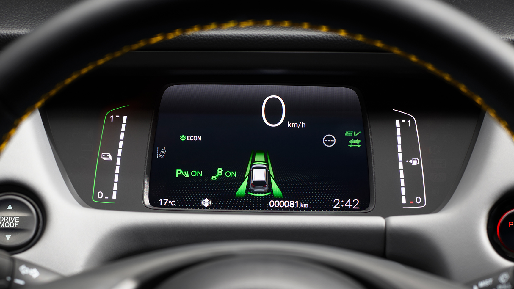 Gros plan sur l'écran numérique de la Honda Jazz.