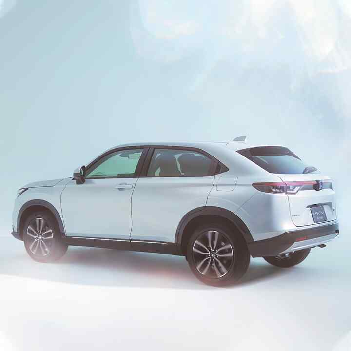Vue de trois quarts arrière du HR-V hybride en studio