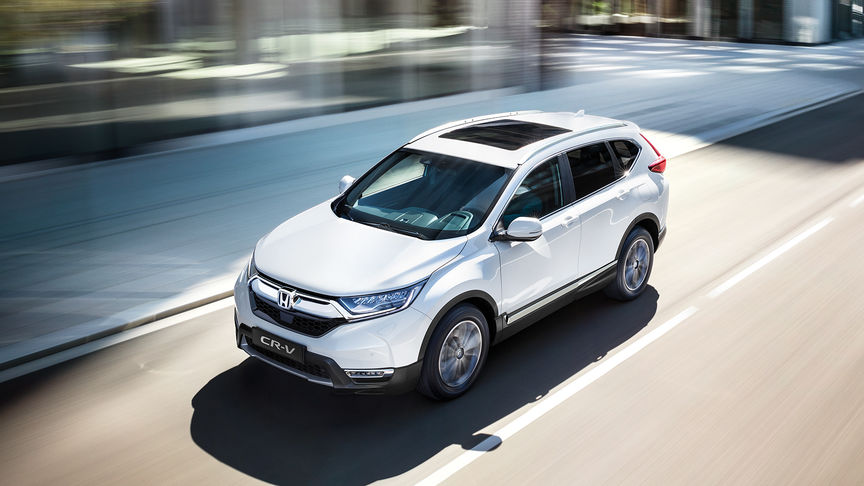 Vue de quarts de face du CR-V circulant en ville.