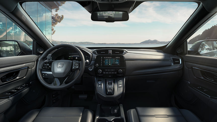 Vue de quarts de face du CR-V circulant en ville.