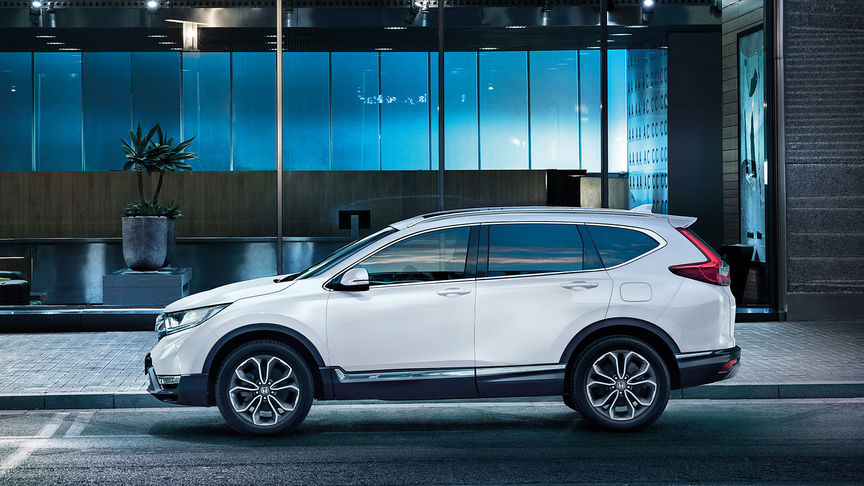 Vue de quarts de face du CR-V circulant en ville.