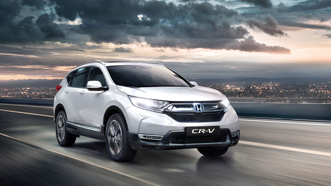 Vue de trois-quarts avant de la Honda CR-V avec les feux de route allumés