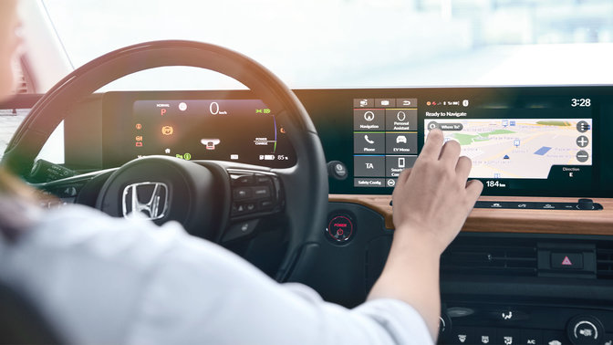 Un conducteur utilisant l’écran GPS