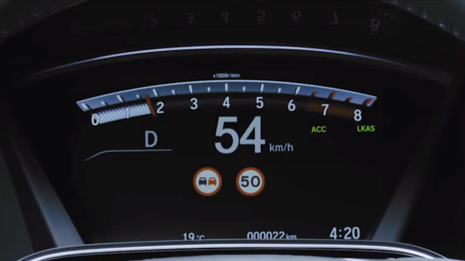 Compteur de vitesse affichant le système de reconnaissance des panneaux de signalisation