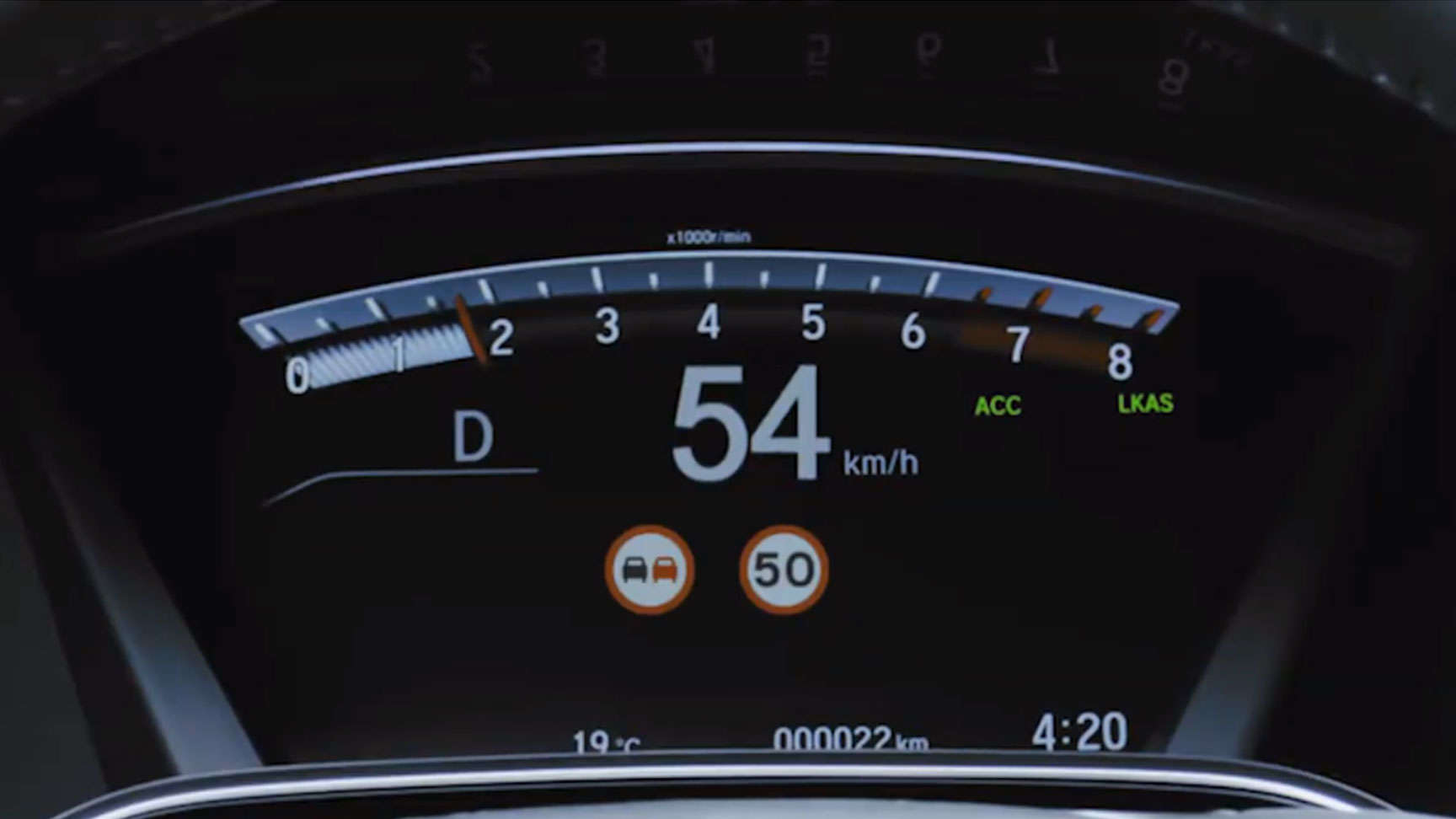 Compteur de vitesse affichant le système de reconnaissance des panneaux de signalisation