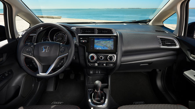 Photo de l'habitacle d'une voiture Honda avec vue sur la plage.