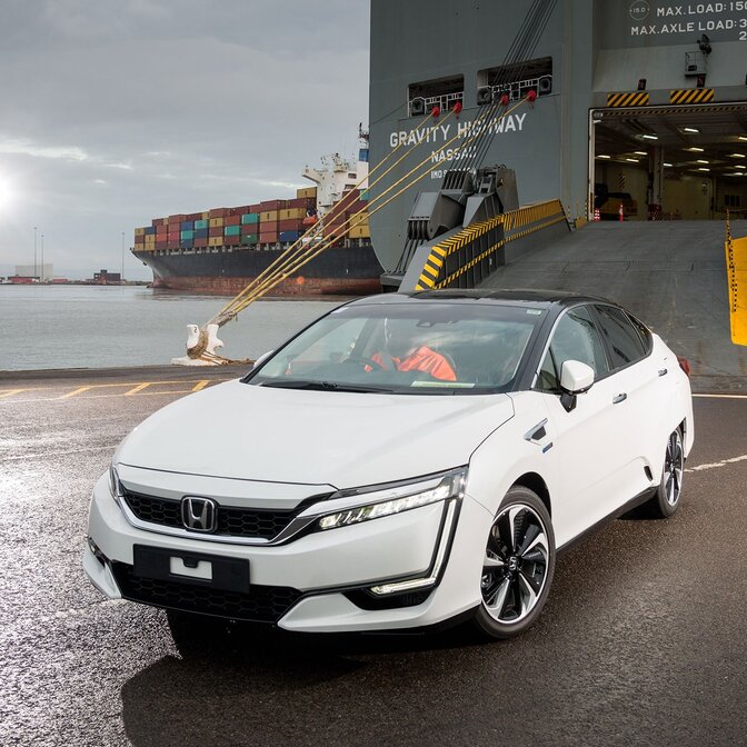 Vue de trois quarts avant de la Honda Clarity FCV descendant d'un bateau.