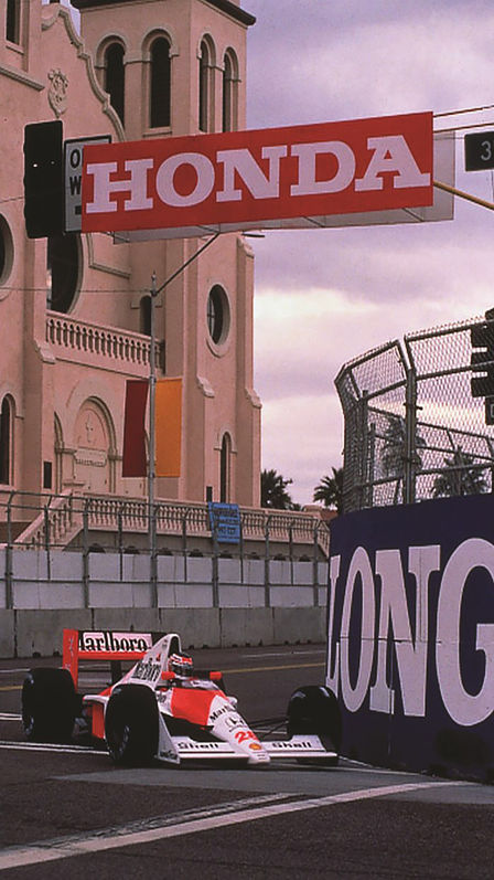 Vue de trois quarts avant de la voiture de Formule 1 McLaren Honda sur le circuit.