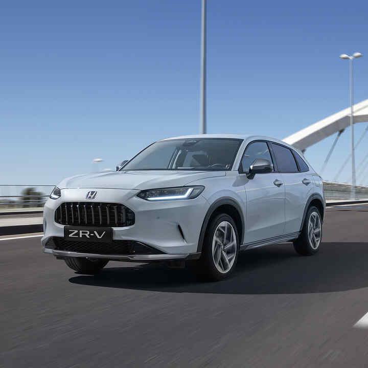 Vue de trois quarts avant du Honda ZR-V sur un pont