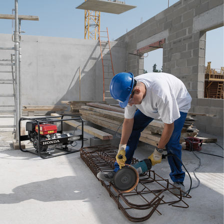 Groupe &eacute;lectrog&egrave;ne Endurance utilis&eacute; par un mod&egrave;le.