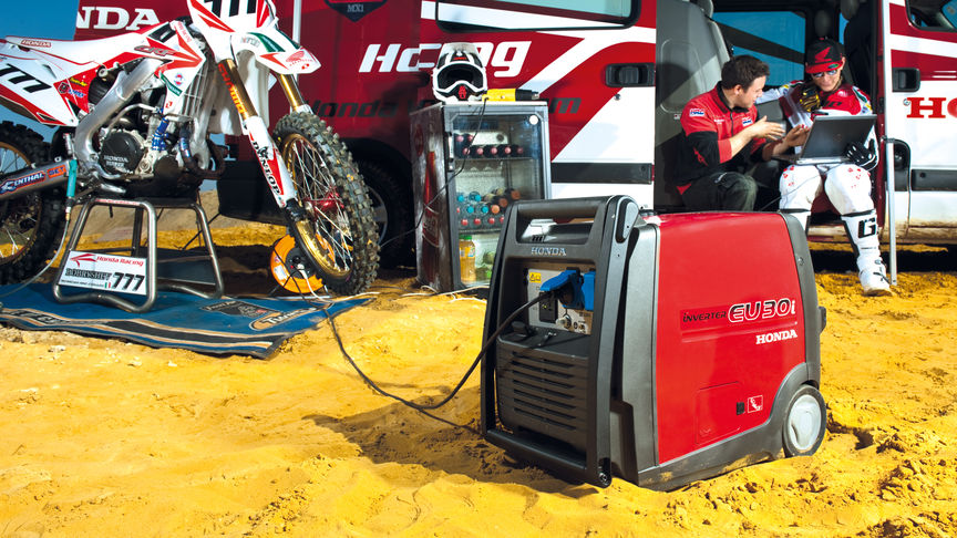 Vue rapprochée d'un groupe électrogène Endurance High-Performance utilisé par des modèles.