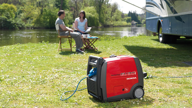 Groupe électrogène portable, dans un jardin.