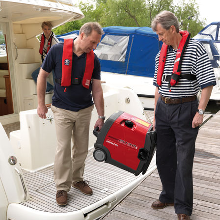 Groupe &eacute;lectrog&egrave;ne portable utilis&eacute; par des mod&egrave;les.