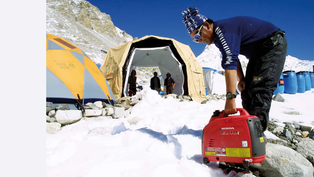 Groupe électrogène portable utilisé par un modèle, à la montagne.