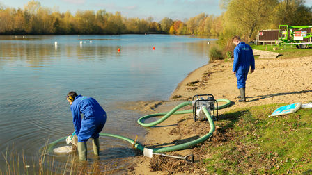 Pompe à eaux semi-chargées/à eaux chargées utilisée par des modèles près d'un lac.