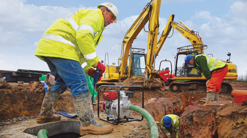 Pompe à eaux semi-chargées utilisée par des modèles sur site.