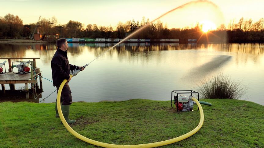 Pompe haute pression utilisée par un modèle près d'un lac.