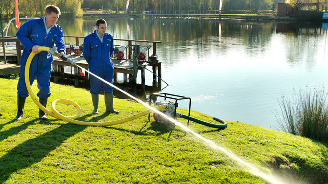 Pompe haute pression utilisée par des modèles près d'un lac.