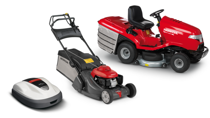 Gauche&nbsp;: Miimo tourn&eacute;e vers la droite. Milieu&nbsp;: tondeuse &agrave; gazon de trois quarts face, tourn&eacute;e vers la droite Droite&nbsp;: tondeuse autoport&eacute;e de trois quarts face, tourn&eacute;e vers la droite.