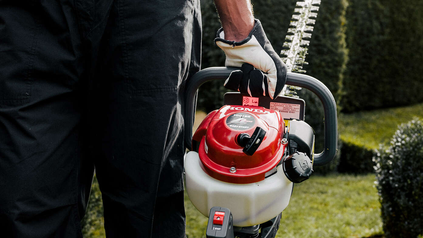 Un taille-haie en utilisation.