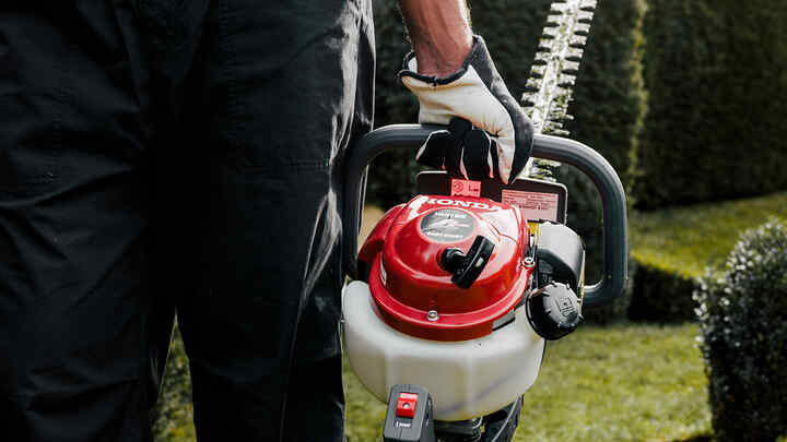 Homme tenant un taille-haie